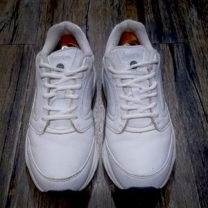 Brooks sneaker size 9.5 Leather walking shoe White